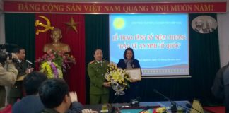 TRAO KỶ NIỆM CHƯƠNG BẢO VỆ AN NINH TỔ QUỐC NĂM 2015
