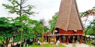 Ngôi nhà Rông truyền thống của người Ba Na ở Tây Nguyên tại Bảo tàng VHCDT Việt Nam