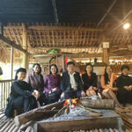 Khách trải nghiệm bên bếp lửa nhà sàn Tày tại Khu bảo tồn làng nhà sàn dân tộc sinh thái Thái Hải