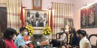 ĐOÀN VĂN HÓA THÔNG TIN ĐẠI SỨ QUÁN MỸ THAM QUAN BẢO TÀNG VĂN HÓA CÁC DÂN TỘC VIỆT NAM